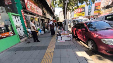 Van İpekyolu'nda kaldırım işgalleri yayaları yola düşürdü, turistler ve esnaf tepkili