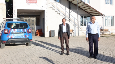 Van'da kırsalda kapı kapı dolaşan jandarma dolandırıcılara karşı vatandaşları bilgilendiriyor