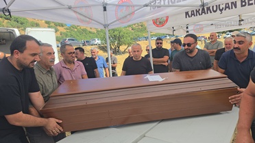 Elazığ'da yanan evde ölü bulunan çift, gözyaşlarıyla yan yana toprağa verildi