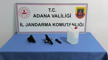 Adana'da 3 adrese jandarma operasyonu, 6 ruhsatsız silah ve uyuşturucu ele geçirildi