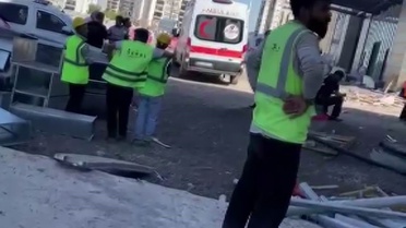 Diyarbakır Kayapınar'da alacağını alamayan işçi, inşaatın çatısına çıktı