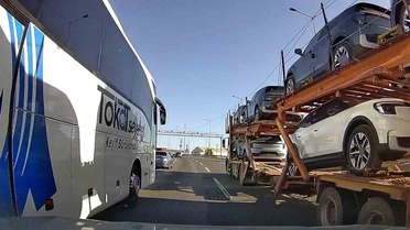 D-100'de yolcu otobüsü otomobili sıkıştırdı, sürücü frenle kurtuldu