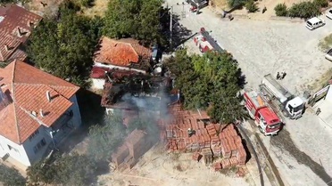 Denizli Çal'da bahçe ateşi müstakil evi kullanılamaz hale getirdi