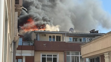 Bahçelievler'de kentsel dönüşüm için boşaltılan 7 katlı binanın çatısındaki yangın söndürüldü