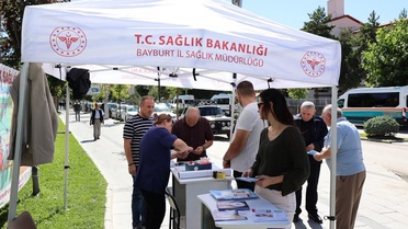 Bayburt'ta kanser farkındalık standında vatandaşlara tarama testi dağıtıldı