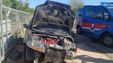 Bilecik Pazaryeri'nde otomobil iş yeri girişindeki betona çarptı, 1 kişi yaralandı