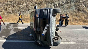 Bilecik Osmaneli'de ticari araç devrildi, 3 kişi yaralandı