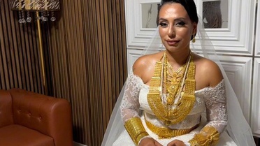 Bir fenomen daha altınlarıyla poz verdi