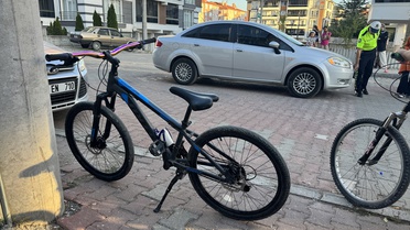 Bolu'da apartman arasından çıkan bisikletli çocuğa otomobil çarptı, çocuk yaralandı