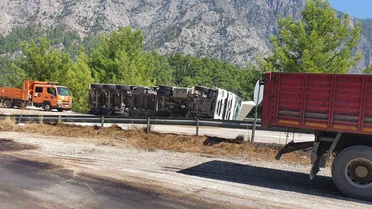 Burdur Bucak'ta tır virajda devrildi, sürücü yaralandı