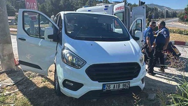 Burdur-Antalya karayolunda araç ile kamyon çarpıştı, 4 kişi hafif yaralandı