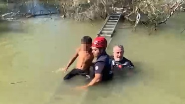 Sakarya Geyve'de derede mahsur kalan çocuk itfaiye ekiplerince kurtarıldı