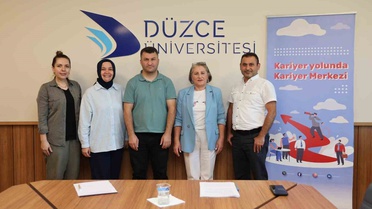 Düzce Üniversitesi yeni öğrencilere öğrencilik süreçlerini canlı yayında anlattı