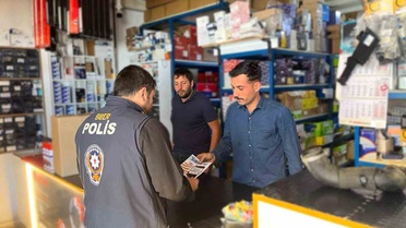 Erzincan'da polis esnaf ve vatandaşları siber suçlara karşı SİBERAY ile bilinçlendirdi