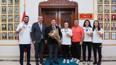 Erzincan Valisi, Akdeniz Oyunları'nda 5 altın madalya kazanan sporcuları ağırladı