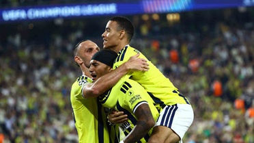 Fenerbahçe Şampiyonlar Ligi'nde Roma ile 1-1 berabere kaldı, ilk gol Archie Brown'dan