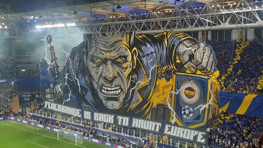 Fenerbahçe taraftarı Roma maçında Avrupa'ya korku salan koreografi açtı