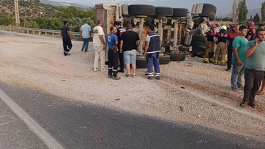 İzmir Ödemiş'te tır ile hafif ticari araç çarpıştı, 4 kişi yaralandı