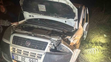 Kayseri Kocasinan'da hafif ticari araç ile otomobil kafa kafaya çarpıştı, 2 sürücü yaralandı