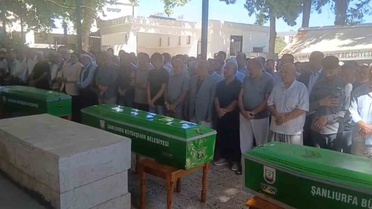 Şanlıurfa'nın Bozova ilçesinde kazada ölen anne, baba ve 2 çocuk yan yana defnedildi