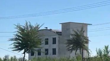 Serik'te 2 keçi 3 katlı inşaatın çatısında dolaştı, anlar cep telefonuyla görüntülendi