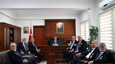 Alaplı'da Kıbrıs Gazileri, Gaziler Günü öncesinde Kaymakam Köksal'ı ziyaret etti