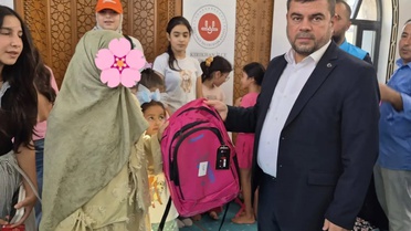 Kırıkhan'da ebeveyn kaybı yaşayan 200 çocuğa eğitim seti dağıtıldı