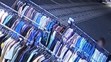 Bursa Yıldırım'da 2 kişi mağaza önündeki tişörtleri çalıp kaçtı