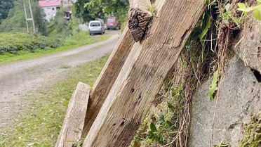 Rize'de merdivenini kaybetmek istemeyen vatandaş, beton duvarı delip zincirle kilitledi