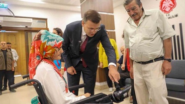 Niğde'de ihtiyaç sahibi engelli vatandaşlara 21 akülü tekerlekli sandalye teslim edildi