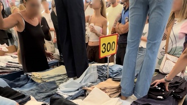 Eskişehir'de semt pazarında kot pantolon iadesi gerginliği zabıtayla yatıştı