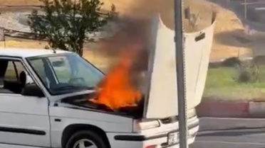 Siirt'te alev alan otomobili belediye otobüsü şoförü söndürdü