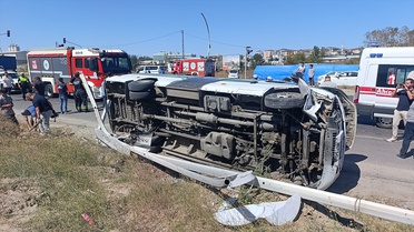 Tekirdağ Çerkezköy'de minibüs aydınlatma direğine çarpıp yan yattı, 3 yolcu yaralandı