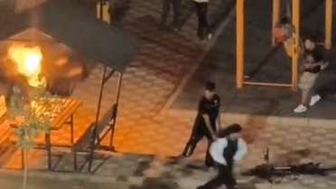 Mardin Artuklu'da çocuklar yanıcı maddeli sopalarla parkta oyun oynayan çocukları korkuttu