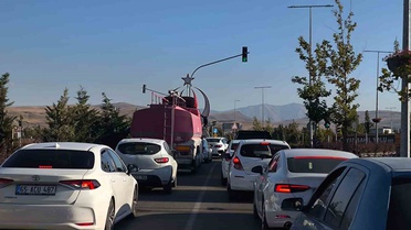 Van Gölü sahil yolunda tehlike büyüyor