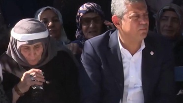Vatandaş okuyup üflediği suyu Özgür Özel'e içirdi