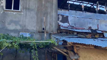 Isparta Yalvaç'ta iki kardeşin ahşap evi yangında kullanılamaz hale geldi