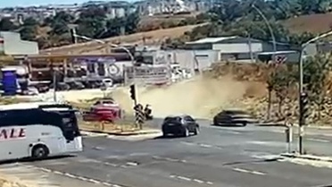Tekirdağ Çerkezköy'de minibüs elektrik direğine çarptı, 1 aylık bebek ile 2 çocuk yaralandı