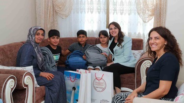 Esra Masatlı Antakya'da depremzede aileleri ziyaret edip çocuklara doğum günü sürprizi yaptı