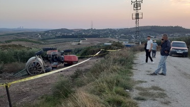 Ceyhan'da devrilen traktörün altında kalan sürücü öldü, oğlu ağır yaralandı