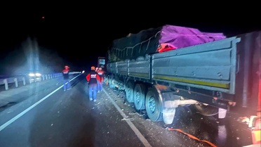 Afyonkarahisar Sinanpaşa'da iki tır çarpıştı, sürücülerden biri kurtarılamadı