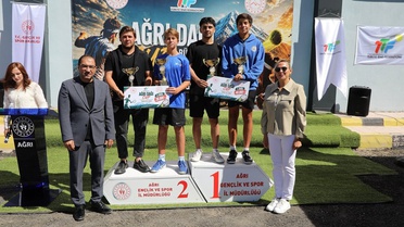 Ağrı Dağı Cup'ta 124 raket korta çıktı, şampiyonlar ödül töreniyle belli oldu