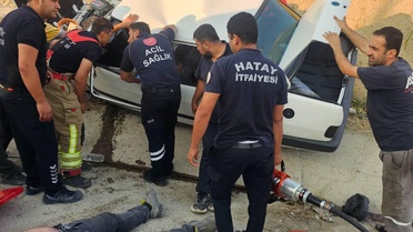 Hatay Antakya'da devrilen Tofaş hurdaya döndü, araçta sıkışan 2 kişi yaralandı