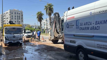 Antalya Muratpaşa'da su borusu patladı, cadde gölete döndü