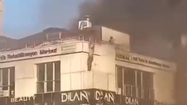 Ataşehir'de markette çıkan yangın üst katlara sıçradı; mahsur kalanlar çatıdan atladı