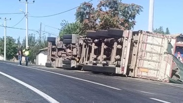 Hayrabolu'da ayçiçeği yüklü kamyon devrildi, sürücü yaralandı