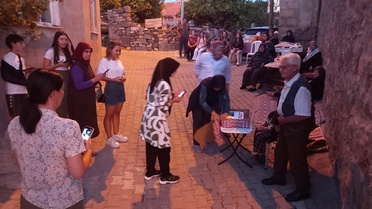 Ayvacık'ın en yaşlısı 102 yaşındaki Ayşe Gülücü'ye doğum günü sürprizi yapıldı