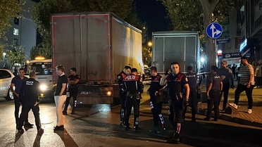 Bağcılar'da skuterle kamyon çarpıştı, 49 yaşındaki sürücü hastanede öldü