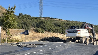 Başakşehir'de İSKİ'ye ait isale hattındaki borunun patlaması sonucu yolları su bastı