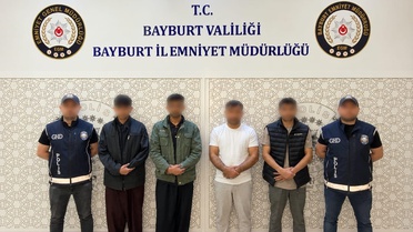 Bayburt'ta göçmen kaçakçılığı operasyonunda 2 düzensiz göçmen ve 2 şüpheli yakalandı